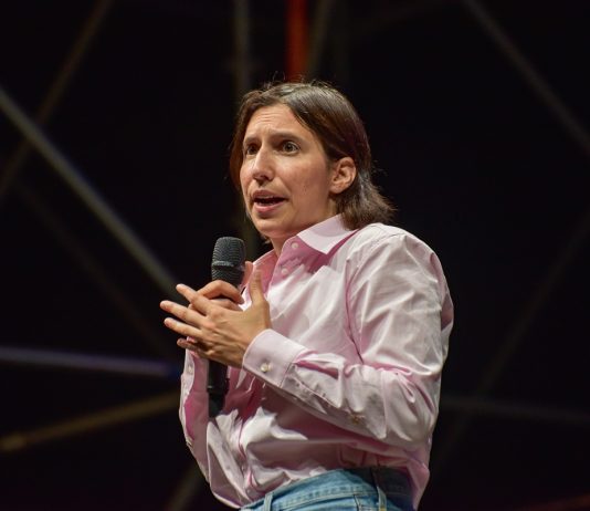 Milano Pride, Schlein al corteo: “L’omotransfobia uccide, vogliamo una legge contro l’odio”