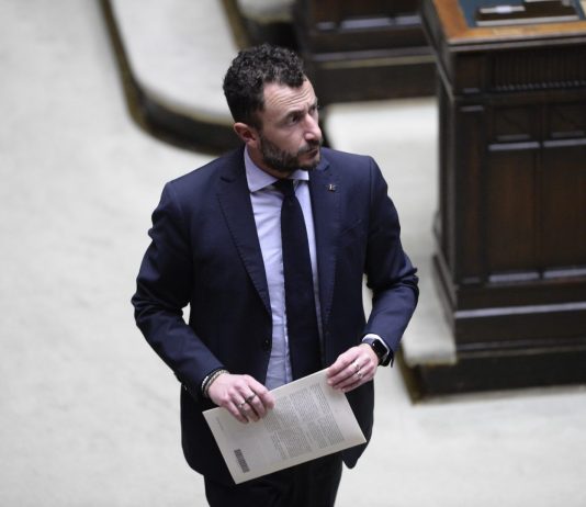 Patente sospesa per un anno al parlamentare Emanuele Pozzolo dopo l’incidente e il test etilometro positivo
