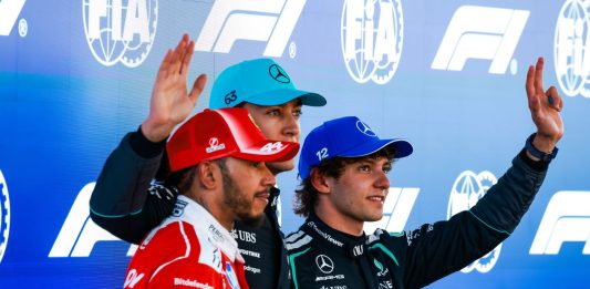 F1, Russell in pole davanti ad Hamilton e Antonelli a Barcellona. Leclerc a muro, partirà 10°