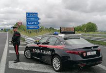 Frosinone, minaccia la compagna con un coltello e ferisce un Carabiniere: arrestato