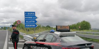 Frosinone, minaccia la compagna con un coltello e ferisce un Carabiniere: arrestato