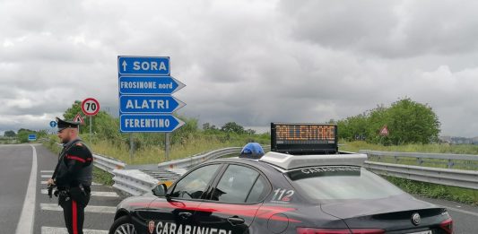 Frosinone, minaccia la compagna con un coltello e ferisce un Carabiniere: arrestato