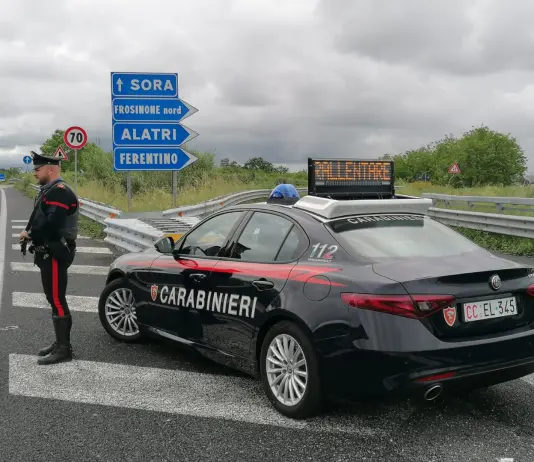Frosinone, minaccia la compagna con un coltello e ferisce un Carabiniere: arrestato