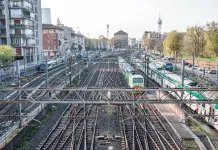 Milano, passeggeri bloccati per tre ore senza aria condizionata su un treno regionale