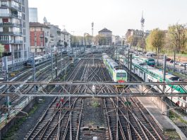 Milano, passeggeri bloccati per tre ore senza aria condizionata su un treno regionale
