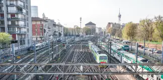 Milano, passeggeri bloccati per tre ore senza aria condizionata su un treno regionale