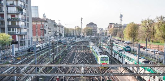 Milano, passeggeri bloccati per tre ore senza aria condizionata su un treno regionale