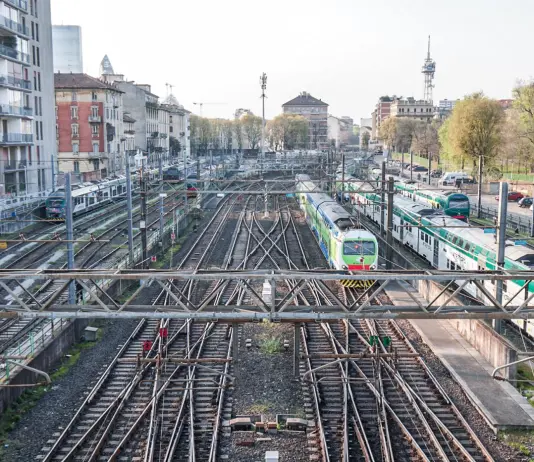 Milano, passeggeri bloccati per tre ore senza aria condizionata su un treno regionale
