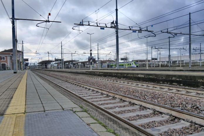 I tempi limite di ritardo per i viaggi ferroviari e le procedure di rimborso variano in base alla compagnia di viaggio.