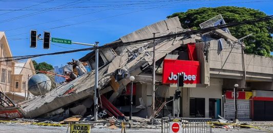 Forte scossa di terremoto di magnitudo 7.8 nelle Filippine, almeno 15 morti e oltre 200 feriti