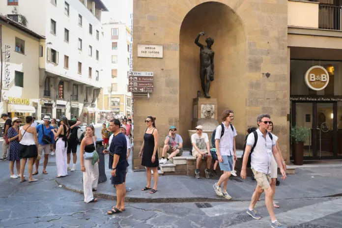Firenze - turisti davanti la statua del Bacco di Giambologna