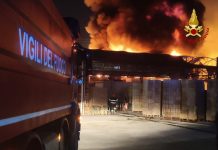 Napoli, incendio in azienda ortofrutticola a Ponticelli: fiamme sotto controllo dopo intervento dei Vigili del Fuoco