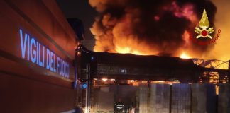 Napoli, incendio in azienda ortofrutticola a Ponticelli: fiamme sotto controllo dopo intervento dei Vigili del Fuoco