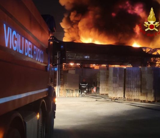 Napoli, incendio in azienda ortofrutticola a Ponticelli: fiamme sotto controllo dopo intervento dei Vigili del Fuoco