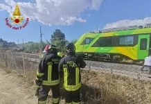 Scontro tra un treno e un mezzo pesante sulla linea Caltanissetta-Catania: evacuati i 27 passeggeri