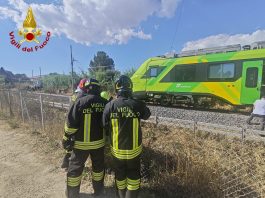 Scontro tra un treno e un mezzo pesante sulla linea Caltanissetta-Catania: evacuati i 27 passeggeri