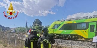 Scontro tra un treno e un mezzo pesante sulla linea Caltanissetta-Catania: evacuati i 27 passeggeri