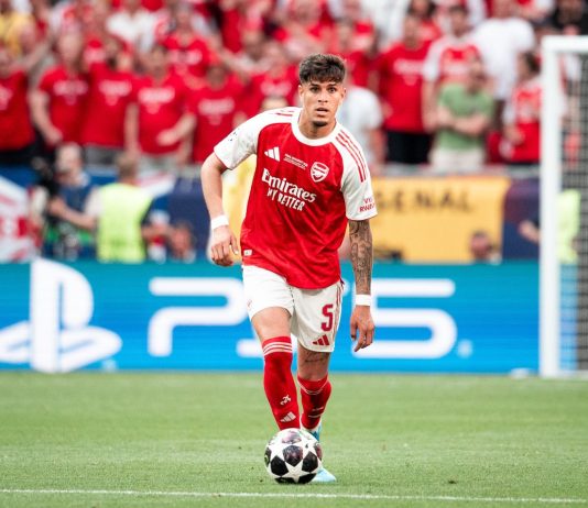 Arsenal complete permanent signing of Hincapie from Bayer Leverkusen