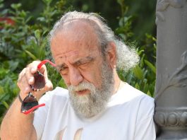 Giobbe Covatta compie 70 anni e torna in scena