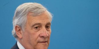 Tajani “Mai andati in ginocchio da Trump, noi sempre a testa alta”