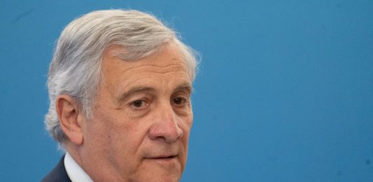 Tajani “Mai andati in ginocchio da Trump, noi sempre a testa alta”