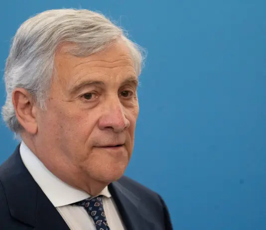 Tajani “Mai andati in ginocchio da Trump, noi sempre a testa alta”