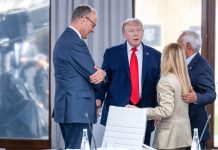 Trump su Meloni: “Mi ha implorato di fare una foto con lei, mi ha fatto pena”