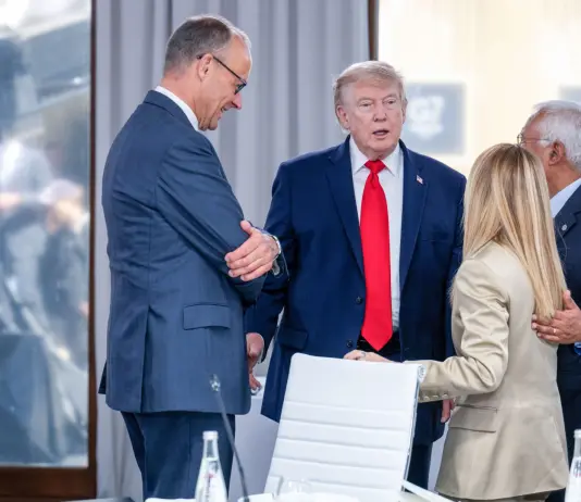 Trump su Meloni: “Mi ha implorato di fare una foto con lei, mi ha fatto pena”
