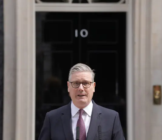 Il premier britannico Keir Starmer annuncia le sue dimissioni: “Metto al primo posto il Paese”