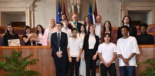 A Roma conferita la cittadinanza italiana a dodici neo-diciottenni