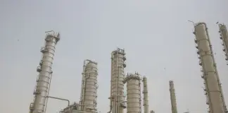 Droni ucraini colpiscono impianti petrolchimici in Russia