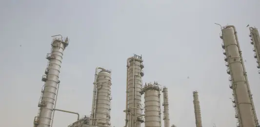 Droni ucraini colpiscono impianti petrolchimici in Russia