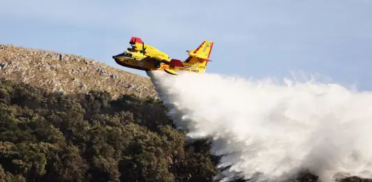 Sicilia nella morsa degli incendi, ancora allerta rossa in tre province. Taormina assediata dalle fiamme, De Luca “Probabile natura dolosa” / Video