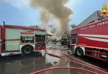 Incendio in una piattaforma ecologica alle porte di Milano, nessun ferito / Video