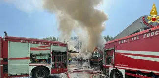 Incendio in una piattaforma ecologica alle porte di Milano, nessun ferito / Video