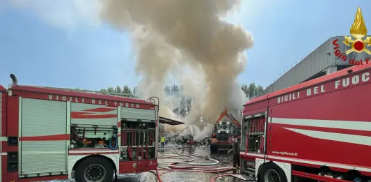 Incendio in una piattaforma ecologica alle porte di Milano, nessun ferito / Video
