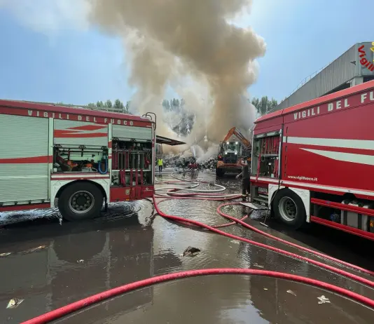 Incendio in una piattaforma ecologica alle porte di Milano, nessun ferito