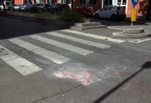 Due giovani in monopattino si schiantano contro un’auto a Milano, morto un 19enne