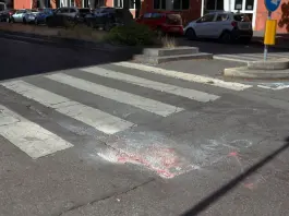 Due giovani in monopattino si schiantano contro un’auto a Milano, morto un 19enne