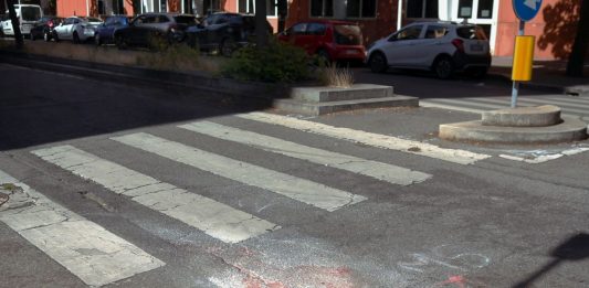 Due giovani in monopattino si schiantano contro un’auto a Milano, morto un 19enne