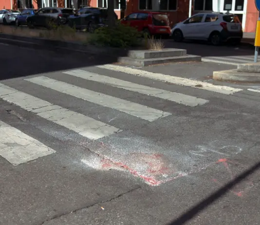 Due giovani in monopattino si schiantano contro un’auto a Milano, morto un 19enne