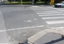 Due giovani in monopattino si schiantano contro un’auto a Milano, morto un 19enne