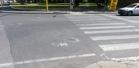 Due giovani in monopattino si schiantano contro un’auto a Milano, morto un 19enne