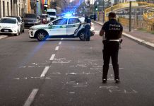 Scontro tra moto e mezzo dell’Amsa a Milano, giovane in codice rosso con fratture multiple