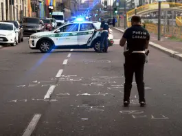 Scontro tra moto e mezzo dell’Amsa a Milano, giovane in codice rosso con fratture multiple