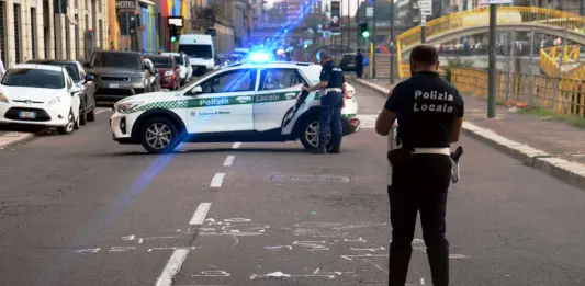 Scontro tra moto e mezzo dell’Amsa a Milano, giovane in codice rosso con fratture multiple
