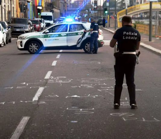 Scontro tra moto e mezzo dell’Amsa a Milano, giovane in codice rosso con fratture multiple