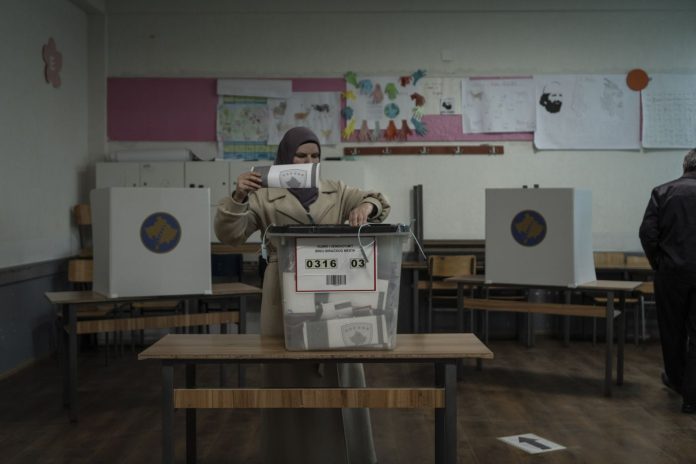 Kosovo, i cittadini kosovari vanno alle urne nelle elezioni parlamentari