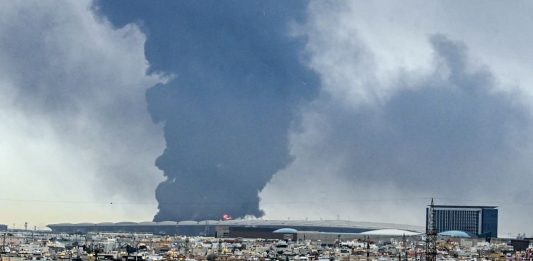L’Iran lancia missili su Kuwait e Bahrain, gli Usa abbattono droni diretti a Hormuz