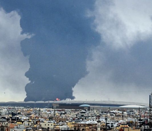 L’Iran lancia missili su Kuwait e Bahrain, gli Usa abbattono droni diretti a Hormuz